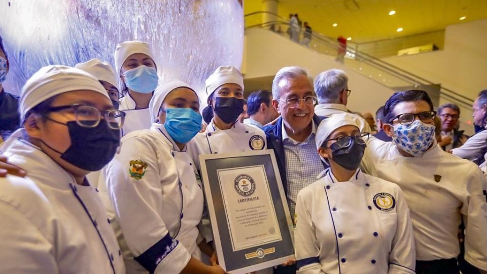 Coctelazo 2023 establece nuevo récord Guinnes al preparar el coctel de camarón más grande del mundo