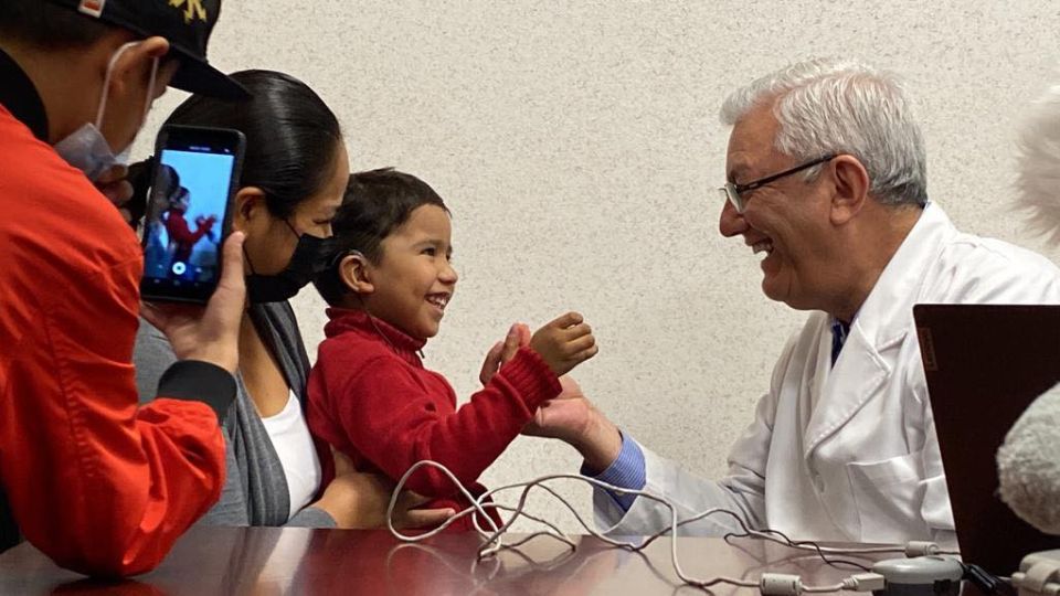 HPS activa implantes cocleares para que niños sinaloenses escuchen por primera vez