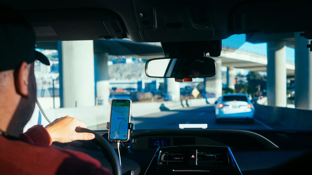 SICT reitera: apps de transporte como Uber siguen sin autorización para operar en aeropuertos de México