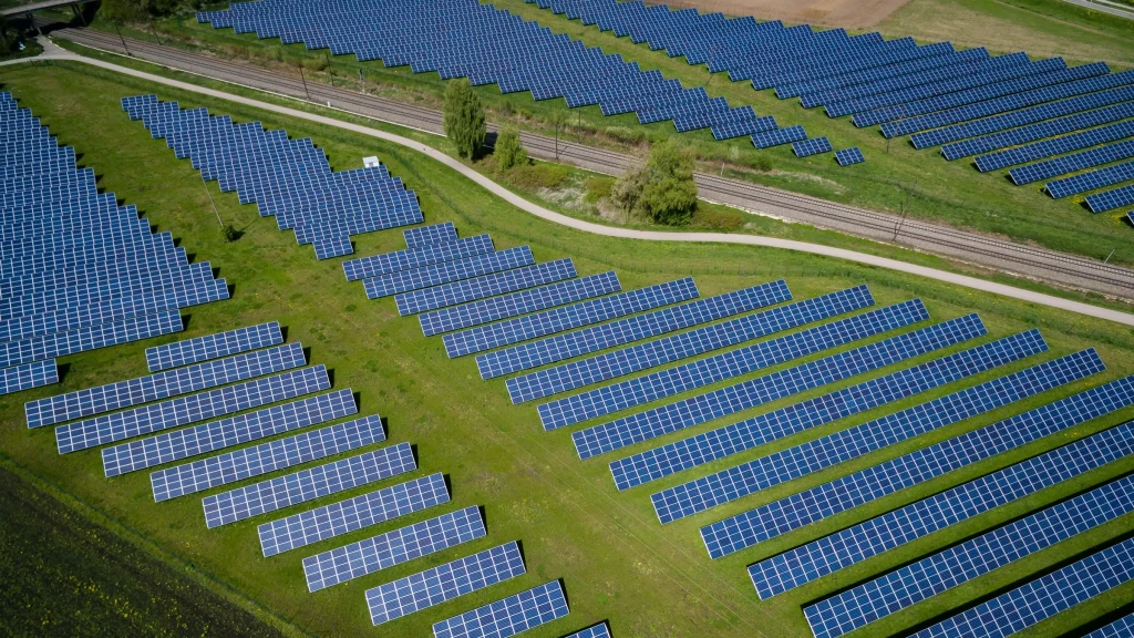 Hito verde: gigantes tecnológicos se comprometen a operar con energía 100% renovable para 2026