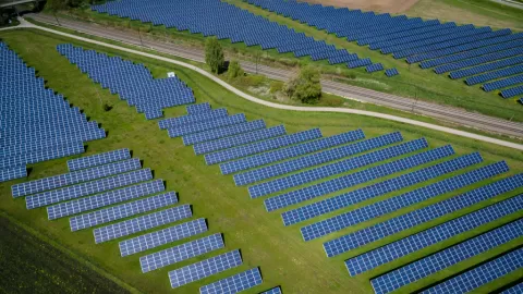 Hito verde: gigantes tecnológicos se comprometen a operar con energía 100% renovable para 2026