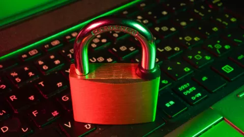 Ciberseguridad 2025: La IA Eleva Riesgos, Exige Alerta Global y Defensas Proactivas en un Mundo Hiperconectado