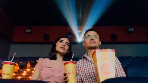 La Generación Z Redescubre la Magia del Cine: Suscripciones y Detox Digital Impulsan un Auge Inesperado en las Salas