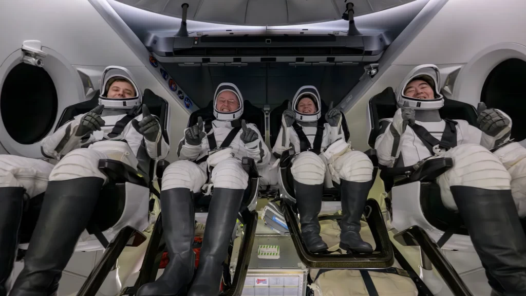 Regreso Histórico: Tripulación SpaceX Crew-11 Aterriza de Emergencia por Primera Evacuación Médica en la EEI