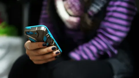 Menores Rompen Barreras Digitales: Así Evaden las Prohibiciones de Redes Sociales Globales