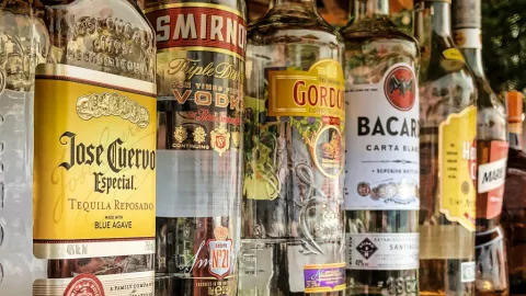 ¡Alerta en México! Cómo Identificar Alcohol Pirata con la Guía de FISAC y Proteger tu Salud