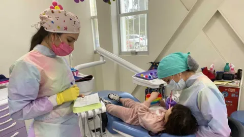 Alerta de Salud: El 85% de Niños en Edad Escolar Sufre de Caries Temprana que Frena su Desarrollo Integral
